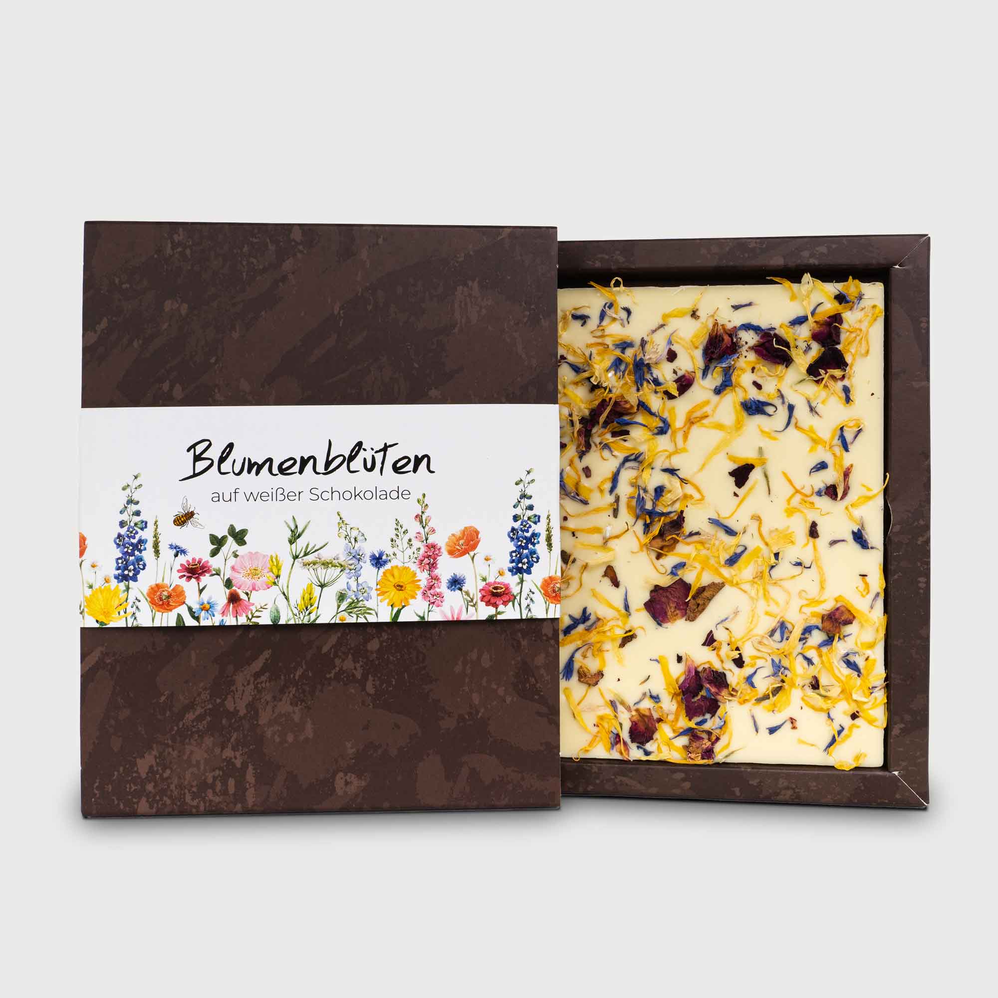 Blumenblüten auf weißer Schokolade